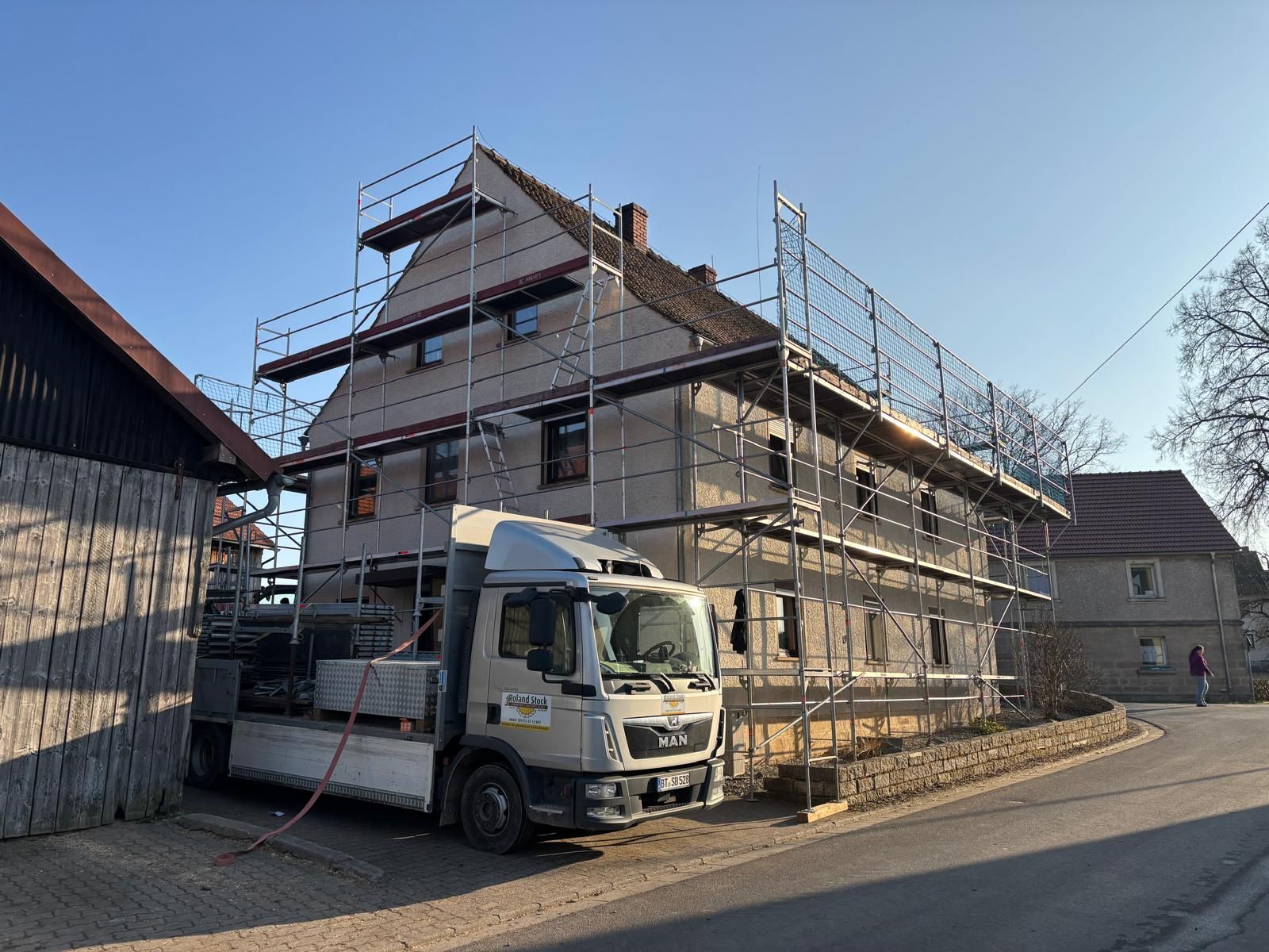 Wohnhaus mit Gerüst während Dachsanierung