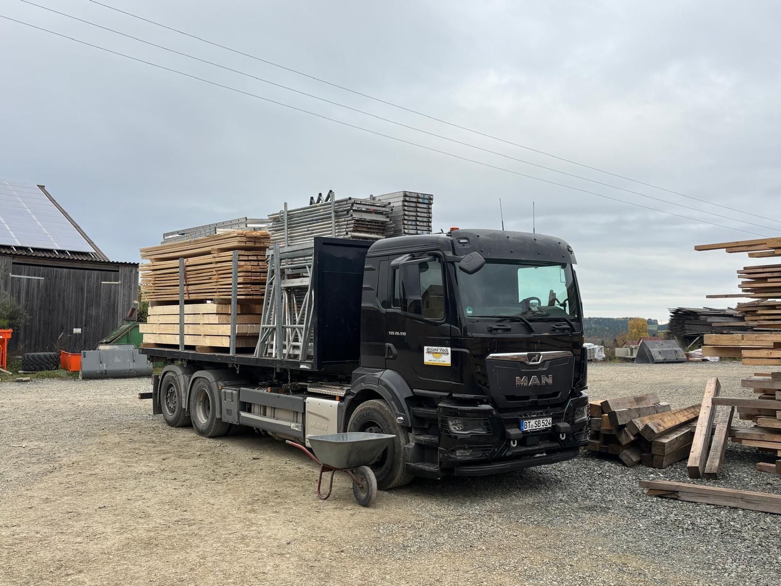 LKW mit Holzladung auf dem Betriebshof