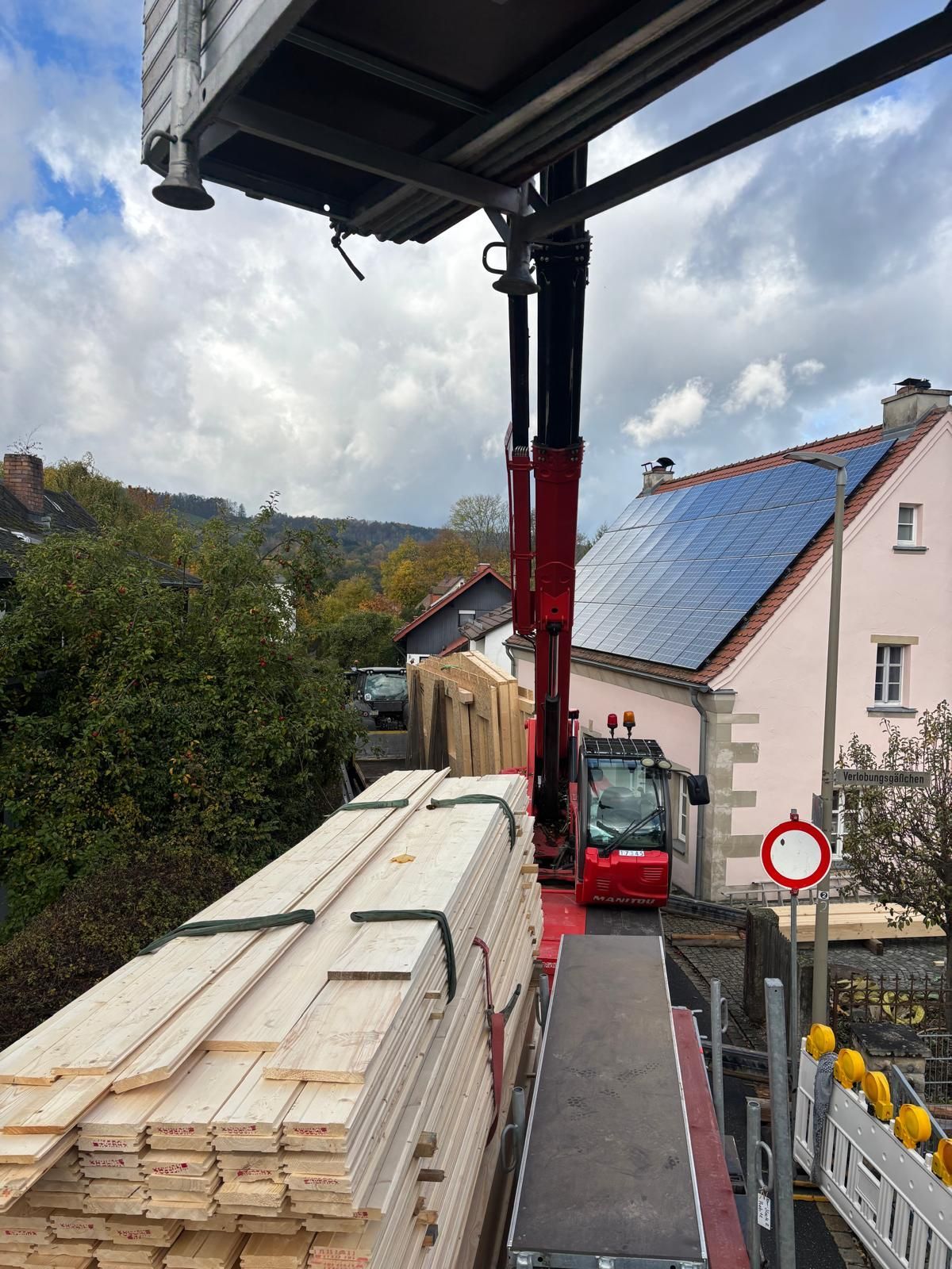 Dacharbeiten mit Kran