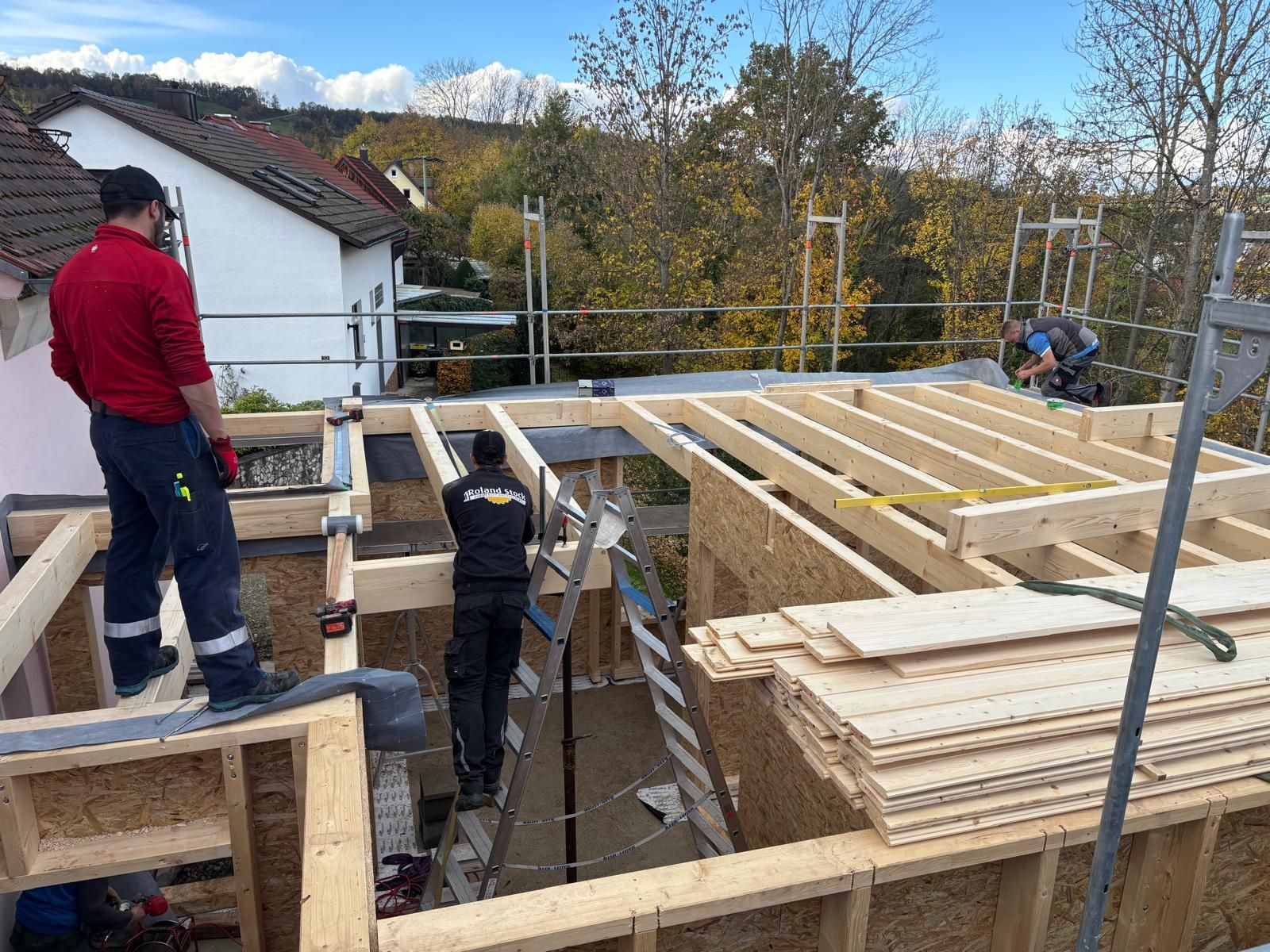 Zimmerer bei Holzmontage