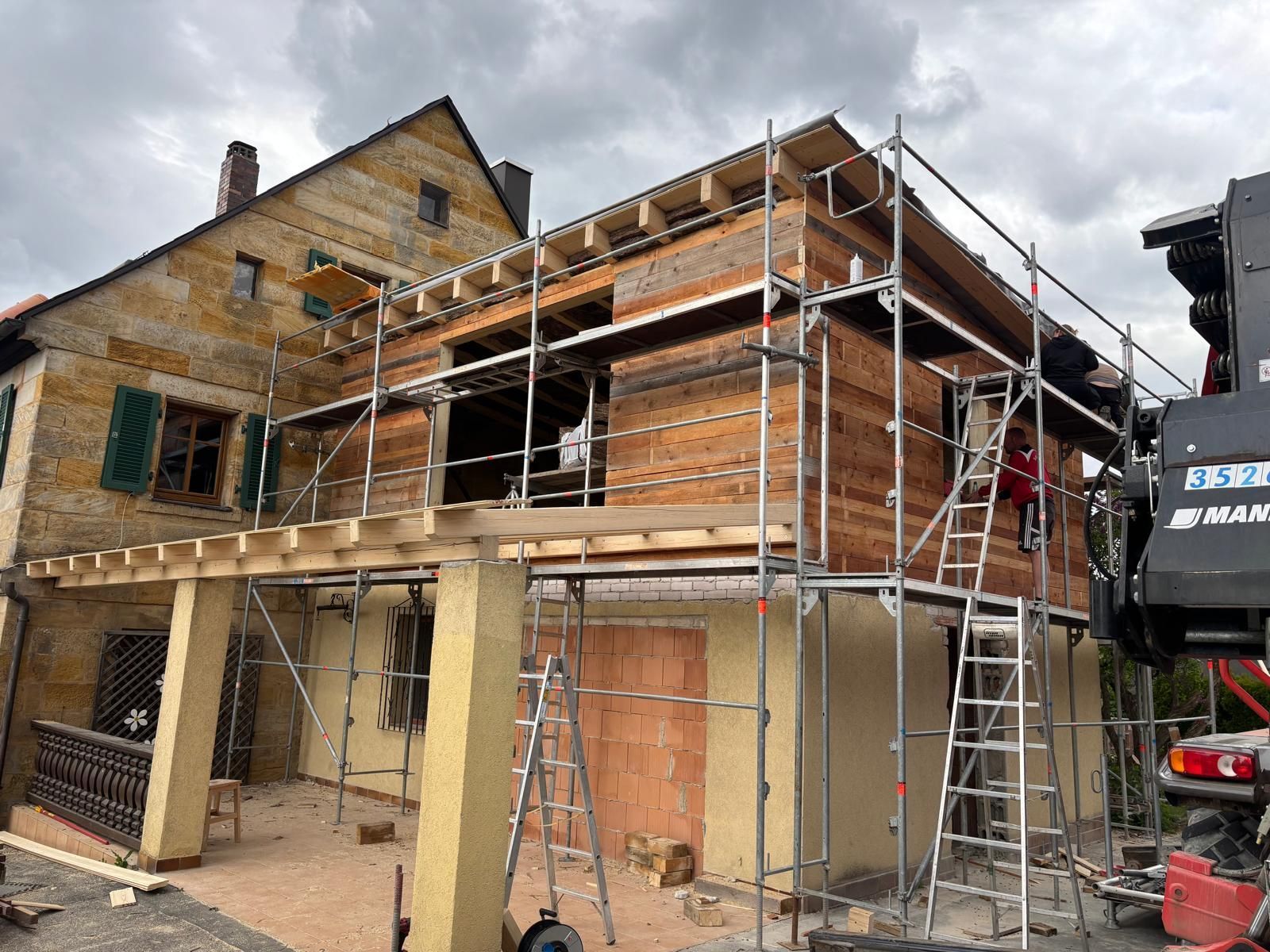 Sanierungsarbeiten an Wohnhaus mit Holzfassade