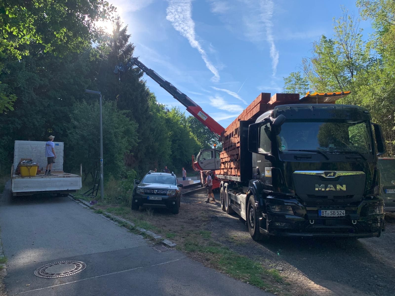 LKW mit Ladekran beim Holztransport