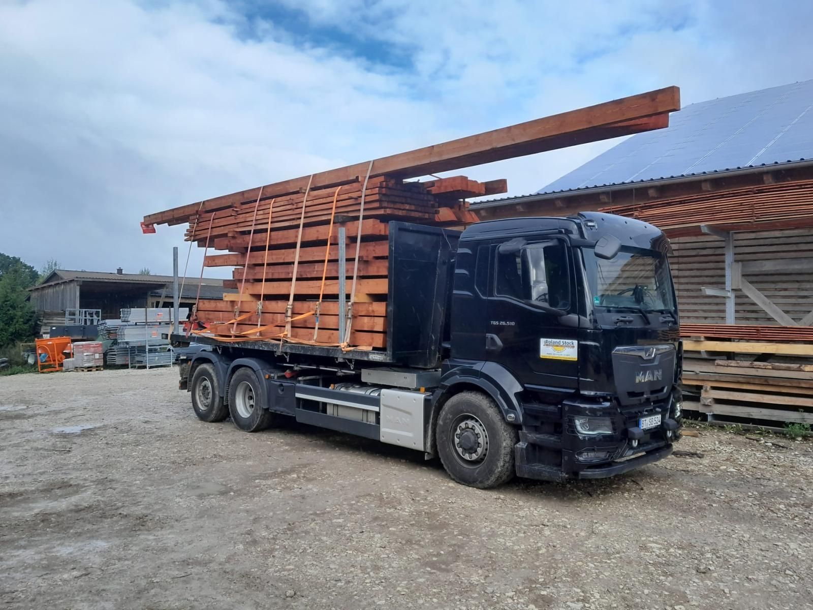 LKW transportiert Holzbinder