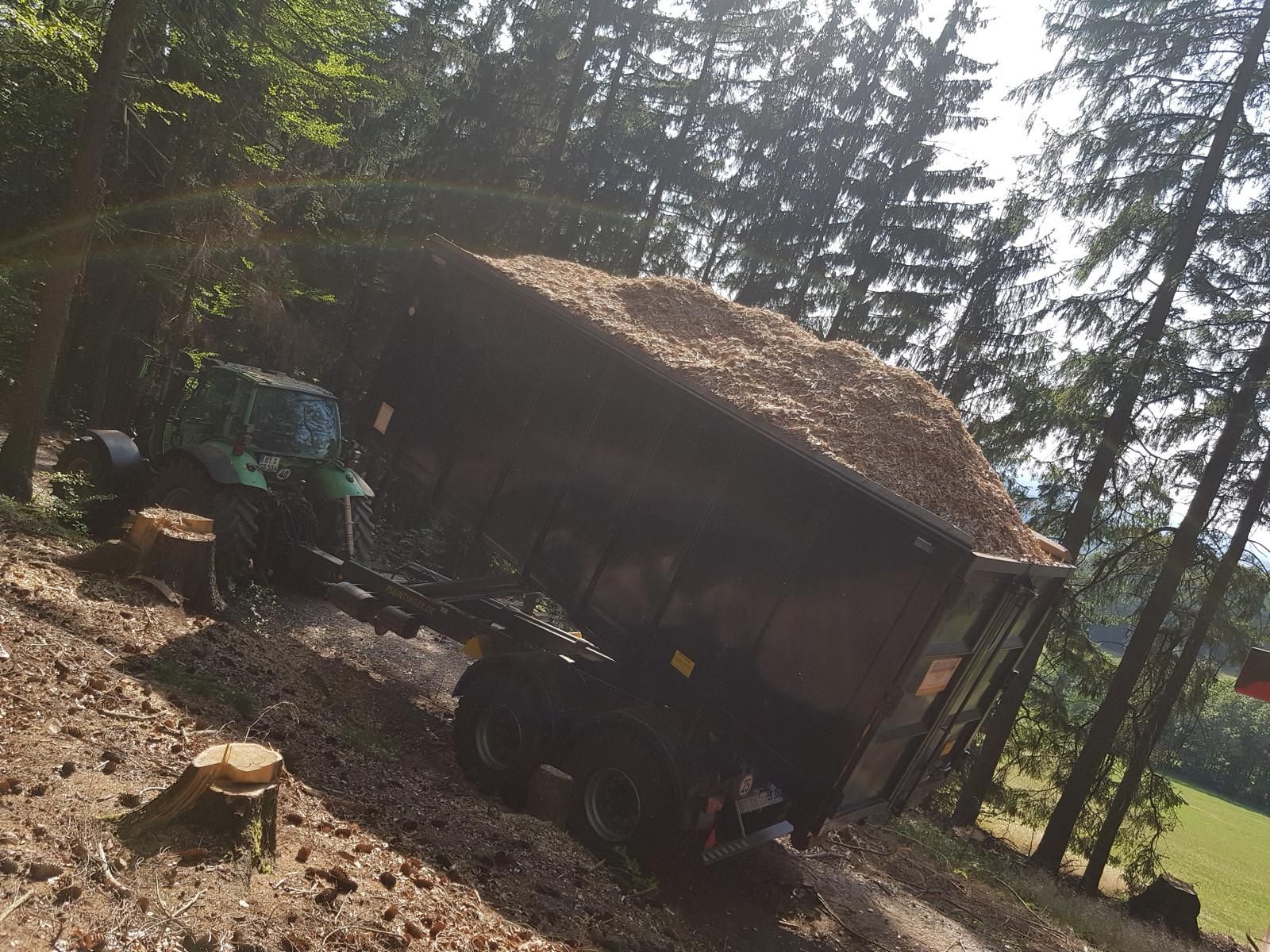 Traktor kippt Hackschnitzel