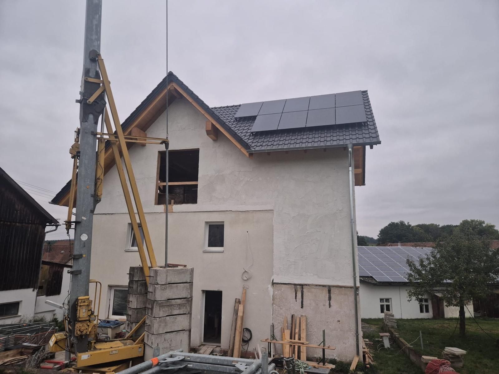 Montage eines Dachgiebels an Wohnhaus