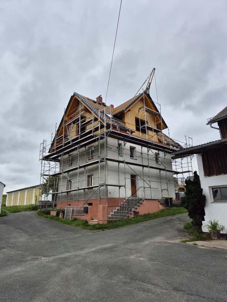 Aufrichten eines Dachstuhls mit Kran