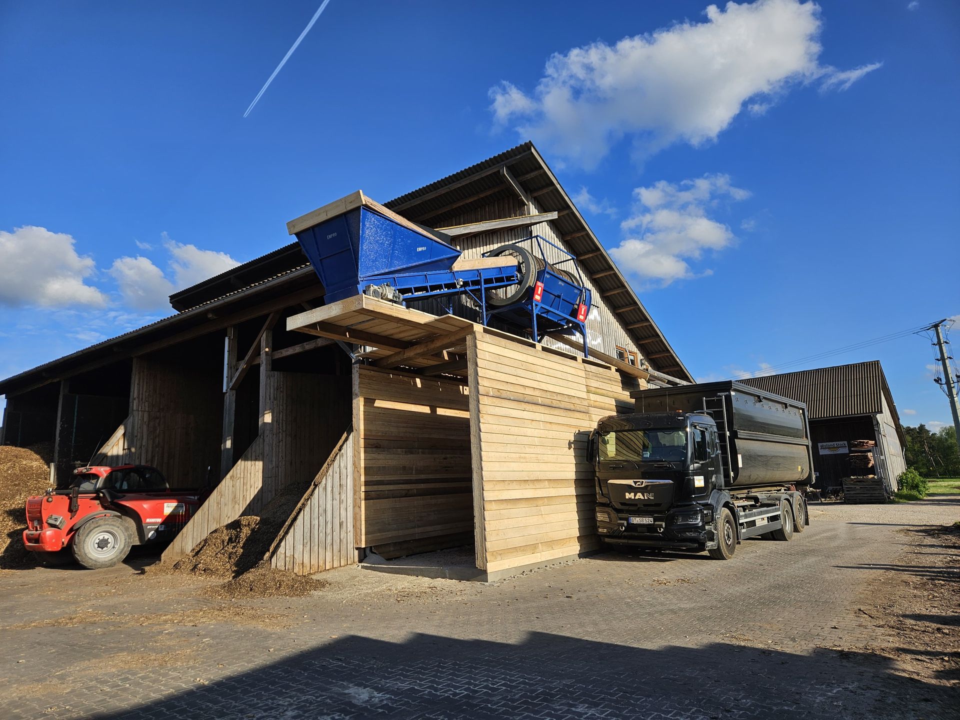 Holzlagerhalle der Zimmerei mit Förderanlage