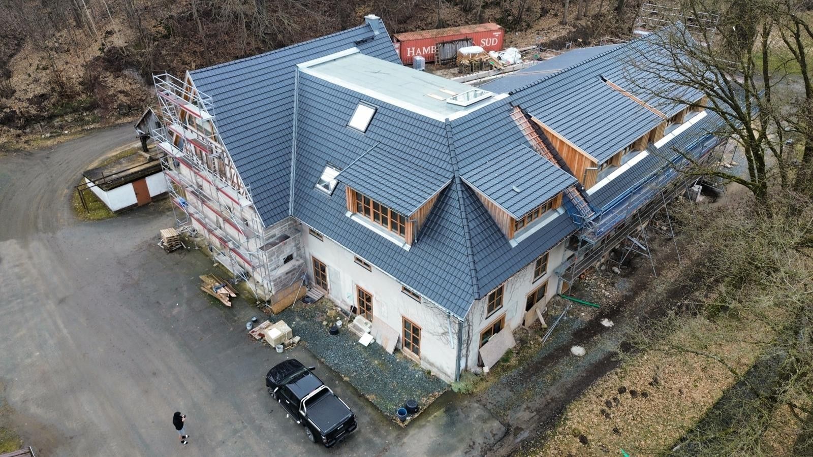 Luftaufnahme eines sanierten Wohnhauses mit neuem Dach