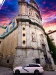 Taxi de Navalmoral de la Mata Mercedes blanco frente a iglesia del centro de Madrid