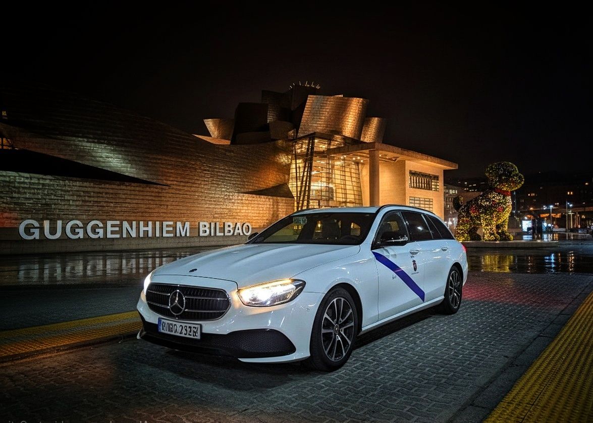 Taxi Mercedes de Navalmoral de la Mata Jesús Picas aparcado frente al Museo Guggenheim Bilbao por la noche.