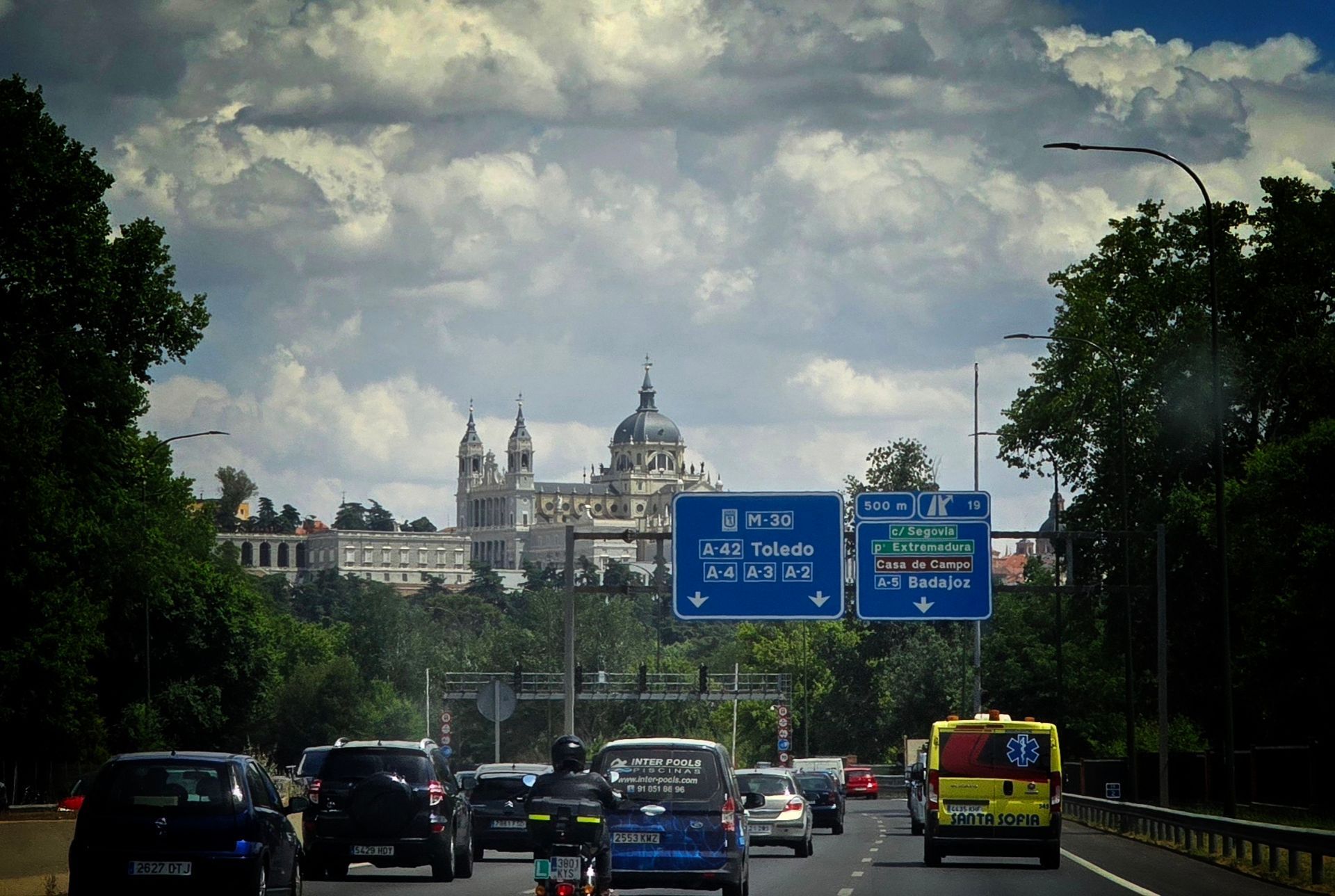 Carteles indicativos de la M30 con El Pilar de Madrid de fondo