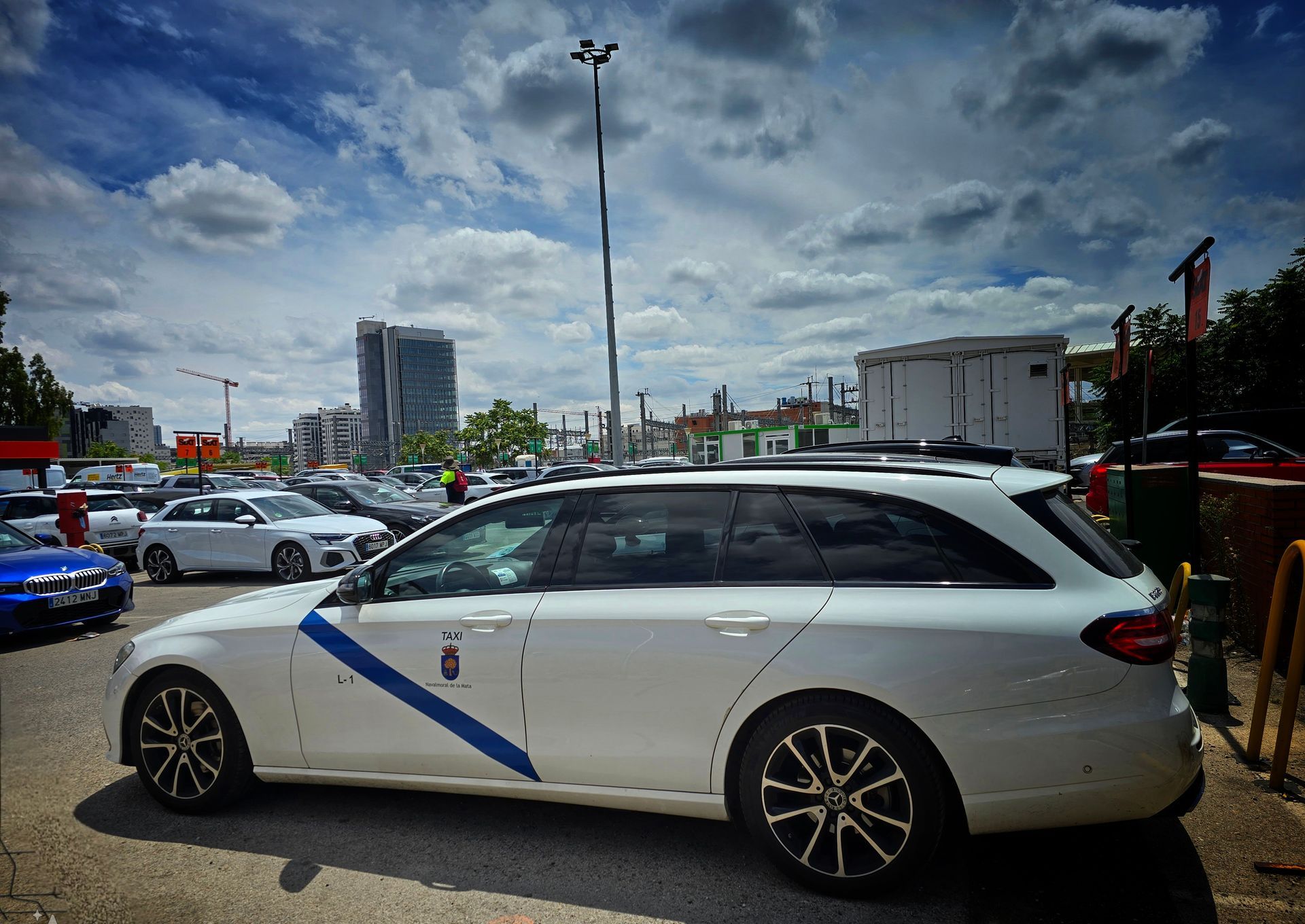 Taxi Mercedes blanco de Jesús Picas estacionado en la zona de alquiler de coches de Atocha Madrid