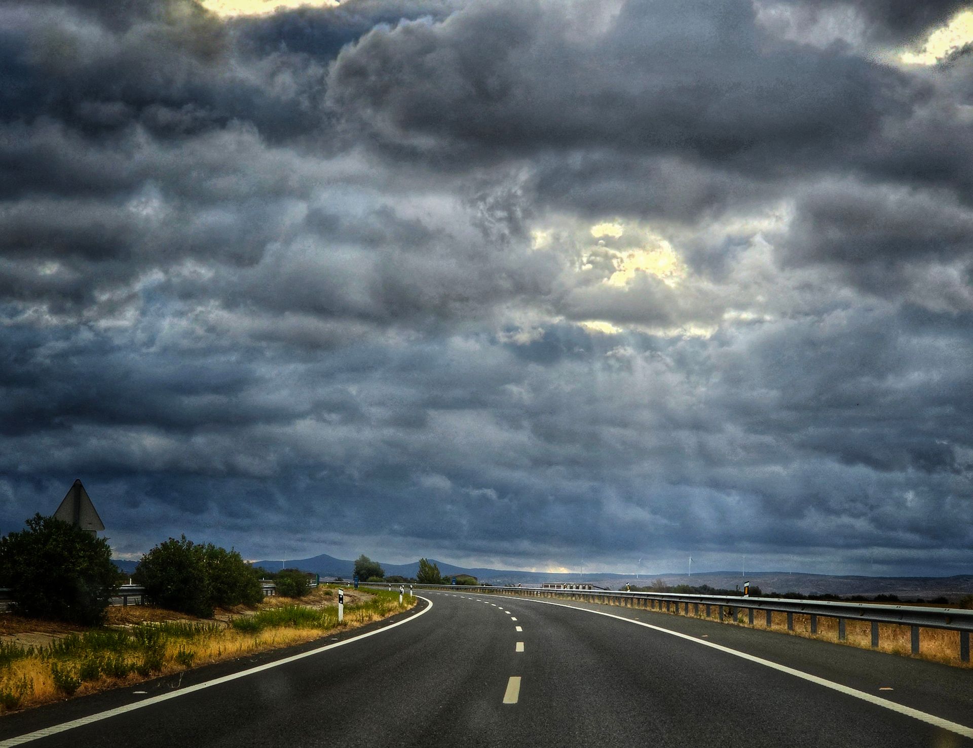 Cielo nublado sobre carretera dejando pasar los rayos de sol acptada por Taxi Navalmoral Jesús Picas