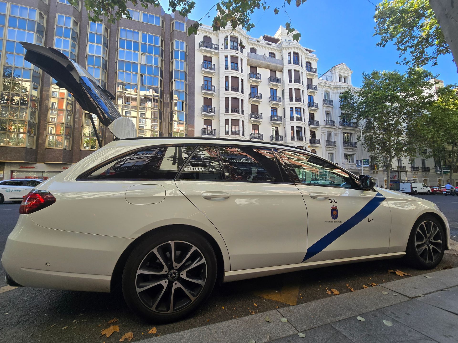 Taxi de Jesús Picas Mercedes E220 State blanco en una calle de Madrid con el portón del maletero abierto.