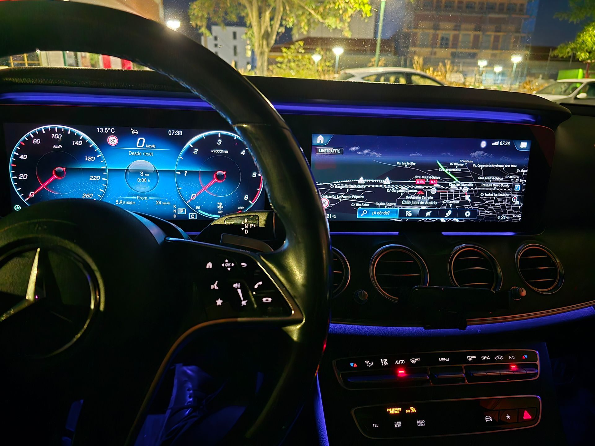 Interior de Mercedes E220 mostrando el navegador y sus luces led azules en la oscuridad de la noche