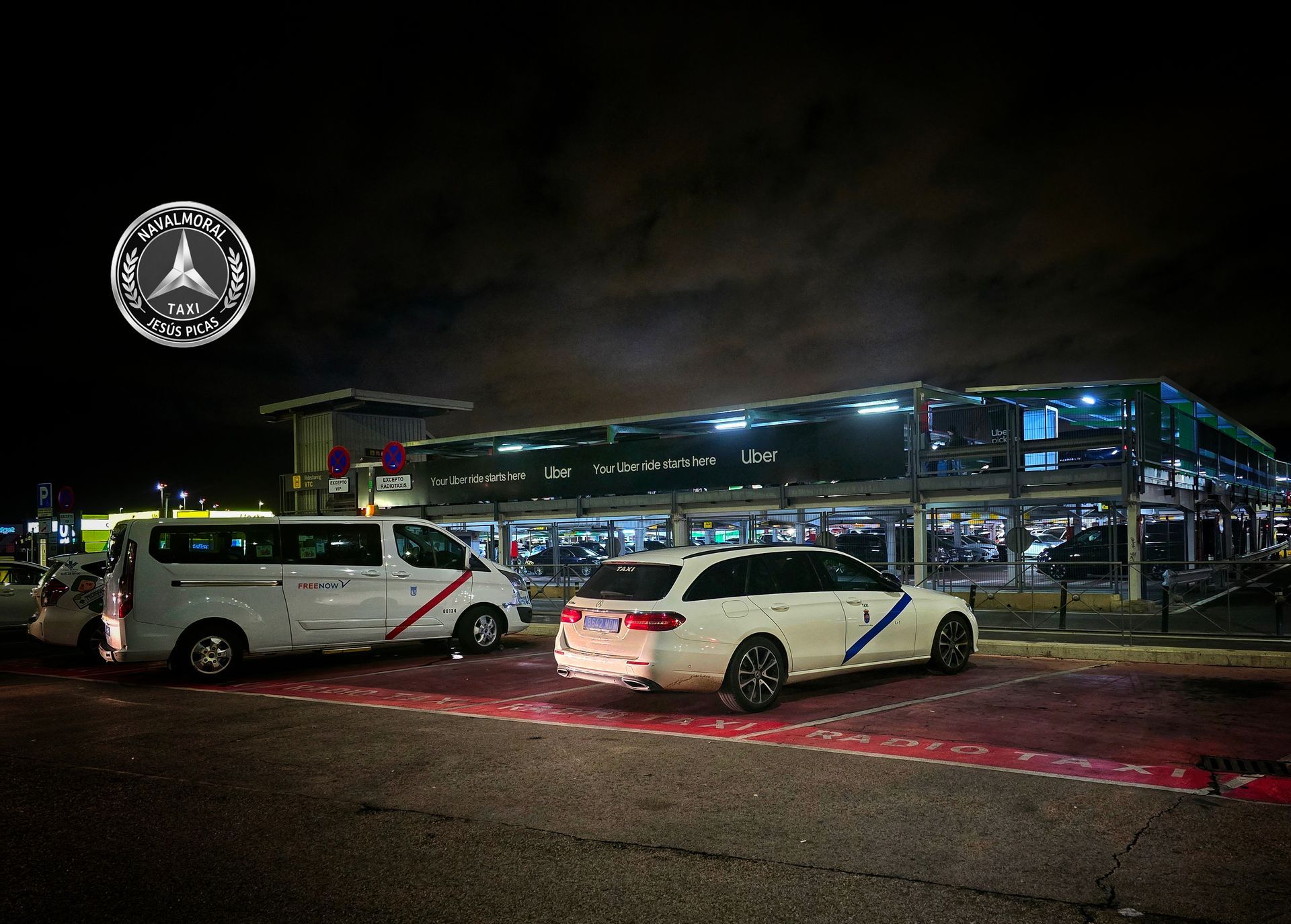 Un taxi blanco Mercedes de Navalmoral  está estacionado frente a la treminal 1  llegadas del aeropuerto Madrid-Barajas.