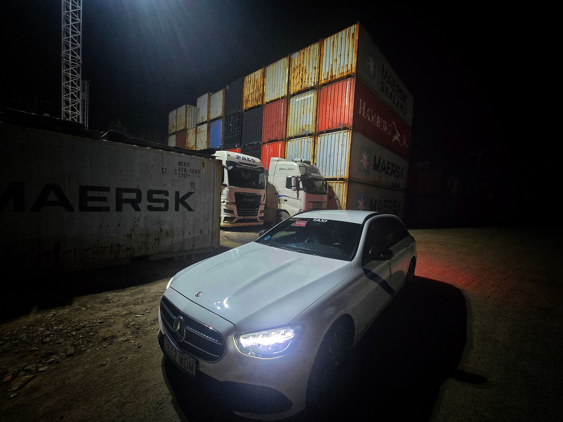  Taxi Navalmoral Jesús Picas aparcado de Noche en almacen de contenedores en Getafe