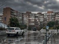 Taxi Mercedes de Navalmoral en aparcamiento superior del hospital Universitario Sanchinarro de Madrid