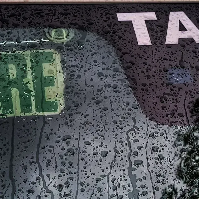 Cristal mojado con cartel de Libre de Taxi Navalmoral Jesús Picas