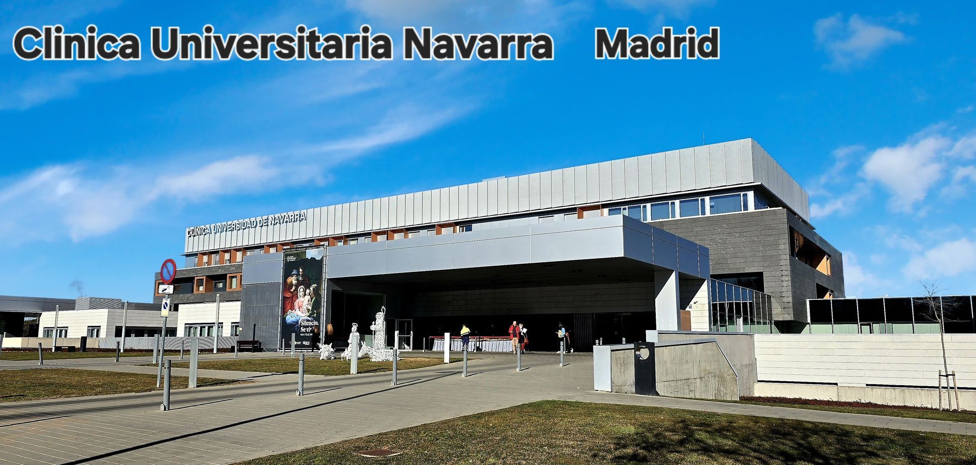 Clínica Universitaria Navarra hospital con un cielo azul de fondo