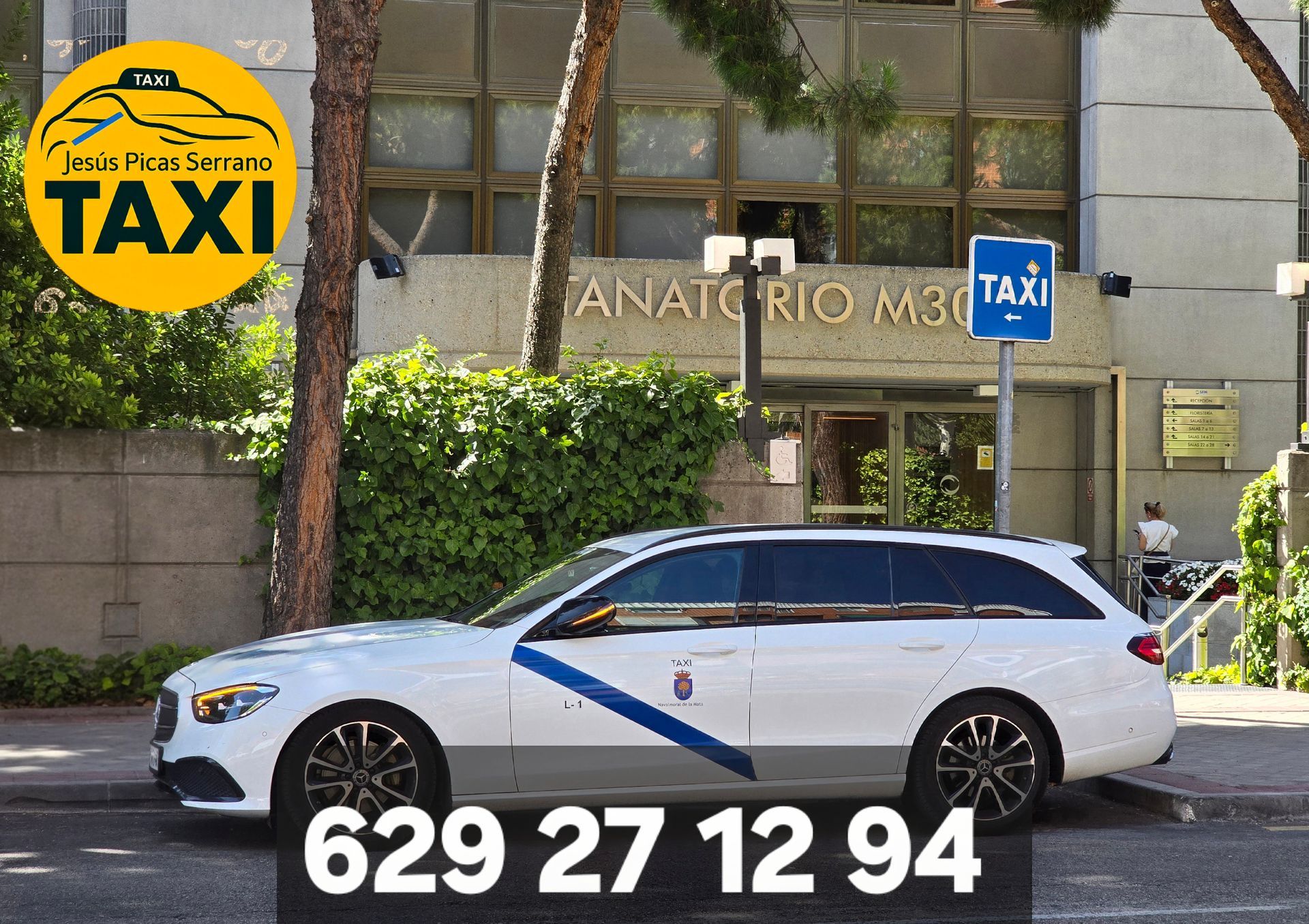 Tax de Jesús Picas con coche Mercedes Benz blancofrente a la entrada del Tanatorio M30 de Madrid