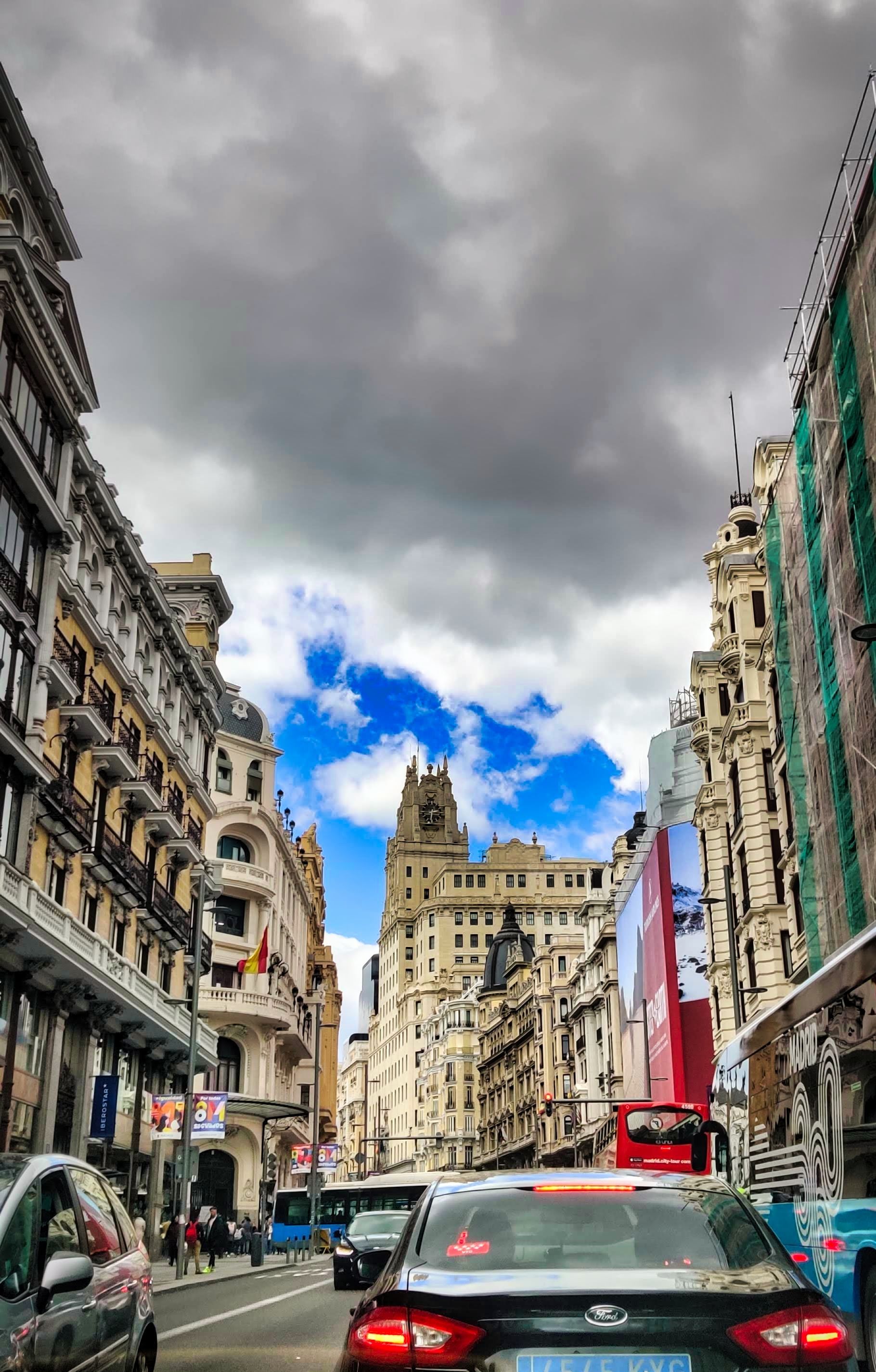 Vision de Taxi Mercedes de Navalmoral en circulando por la Gran Via De Madrid