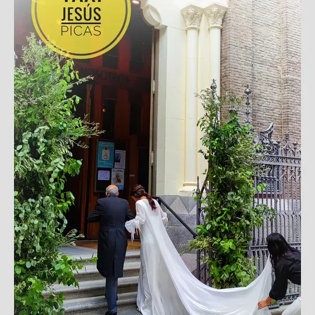 Servicio de Taxi Jesús Picas a Boda con novia y padrino entrando por la puerta de la iglesis