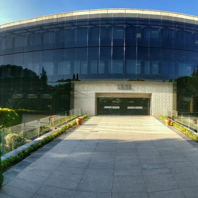 Servicio de  Taxi Navalmoral Jesús Picas al IES Bussines