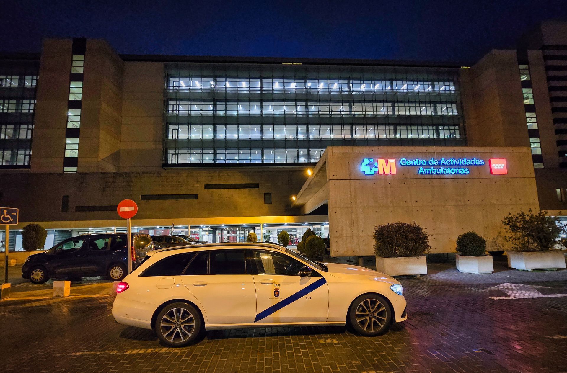 Taxi Navalmoral Jesús Picas de madrugada frente a la parte de Actividades Ambulatorias del Hospital de Ndrid 12 de Octubre