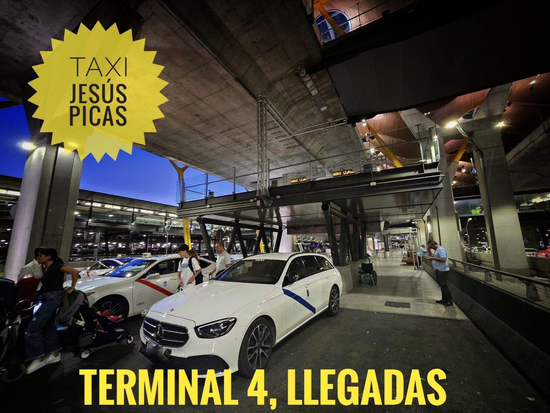 taxi Navalmoral Jesús Picas en la terminal 4 llegadas Un Taxi Mercedes blanco está estacionado en un estacionamiento con un cartel que dice taxi jesus picas