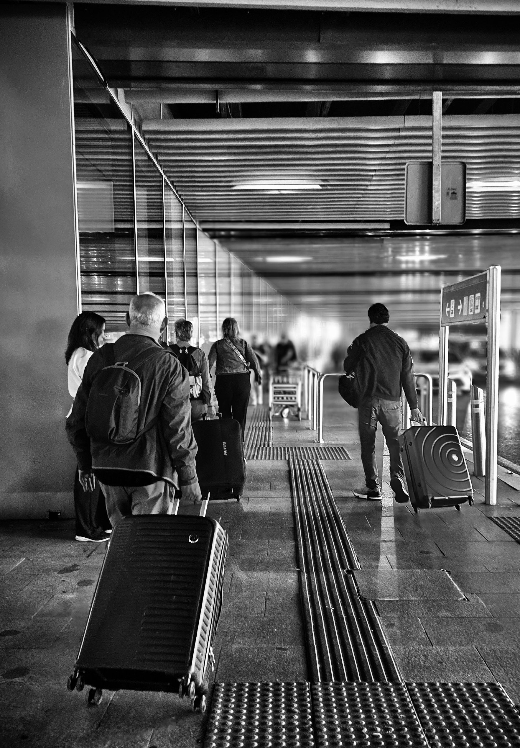 Clientes de Taxi Navalmoral Jesús Picas en la T1 de Madrid Barajas.