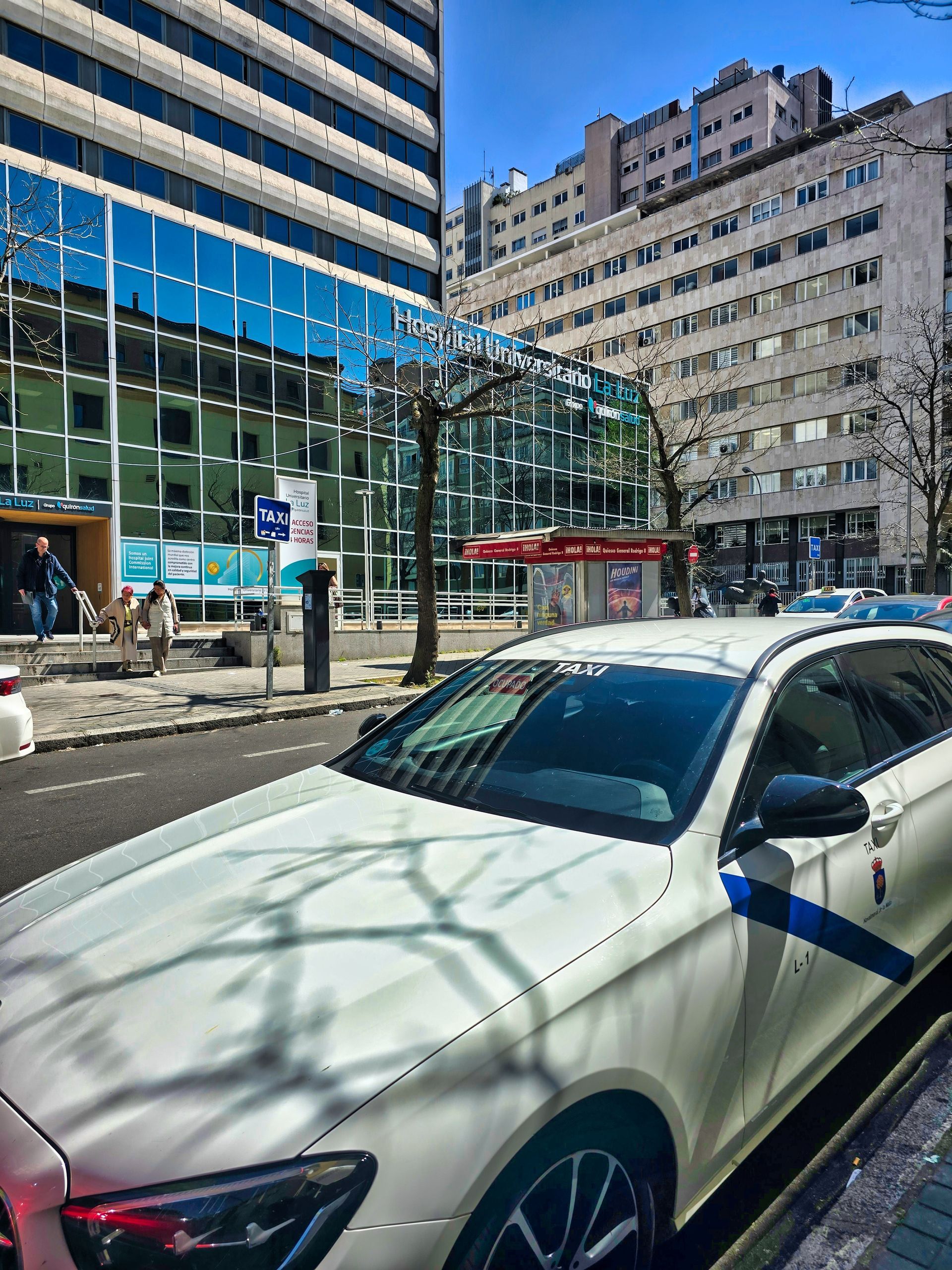 Taxi de Navalmoral Jesús Picas frente a el Hospital La Luz de Madrid