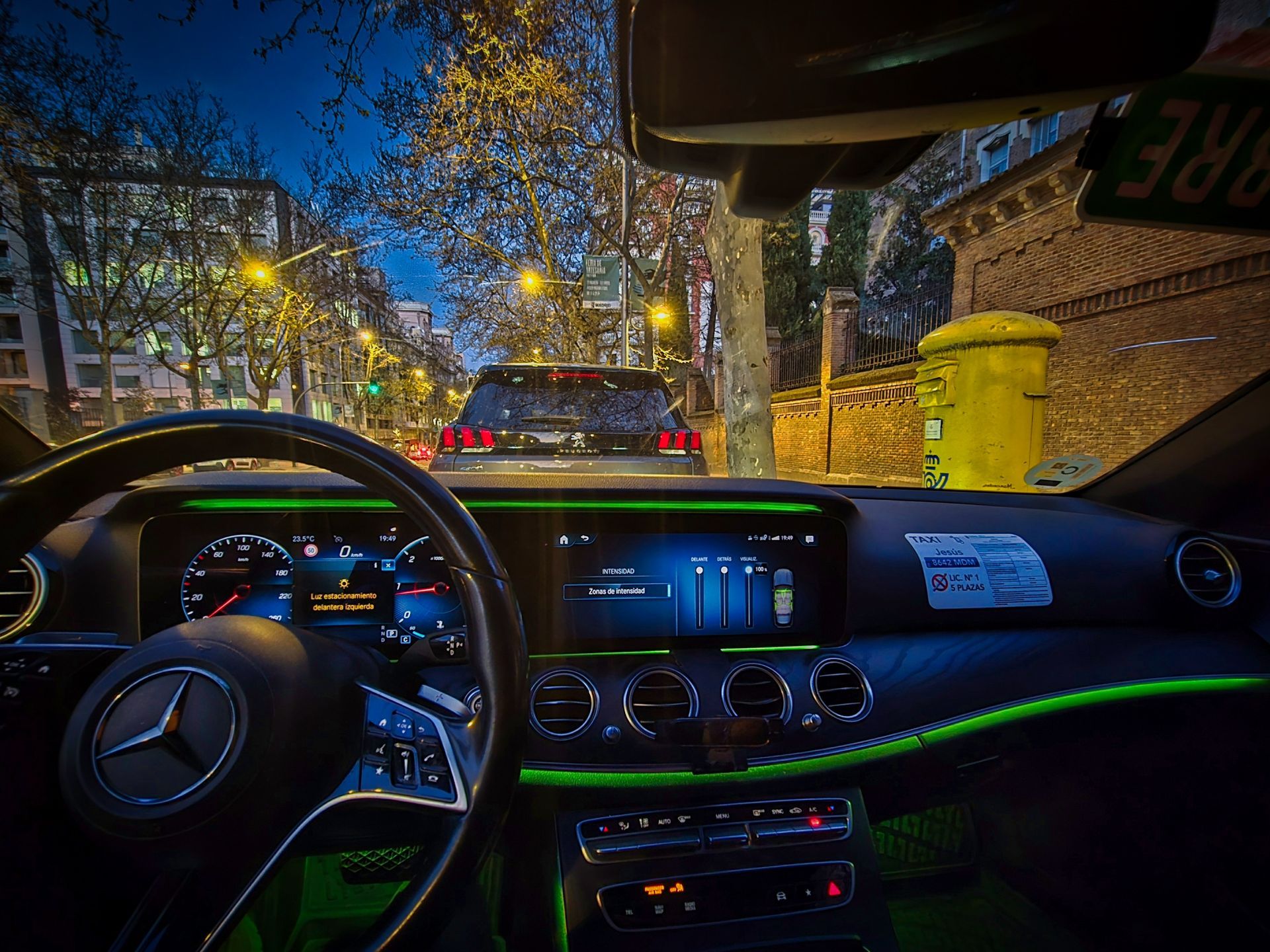 interior del taxi Mercedes de Jesús Picas de Navalmoral de la Mata iluminado en el interior con leds verdes