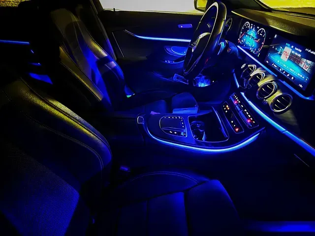 Interior con led en color azul del taxi de Jesús Picas, Mercedes E220