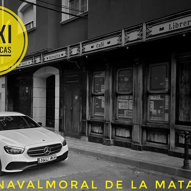 Foto en blanco y negro del Taxi de Navalmoral de Jesús Picas Mercedes E220 en una calle de Navalmoral