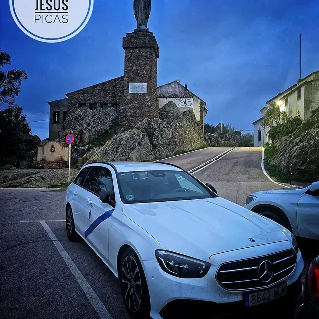 Taxi Navalmoral Jesús Picas aparcado en Cáceres en el Santuaruio de la Virgen de la Montaña