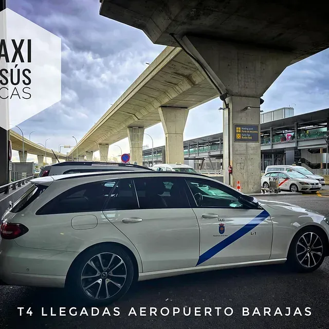 Taxi Mercedes E220 de Navalmoral aparcado en la terminal 4 de el aeropuerto Madrid-Barajas esperando cliente