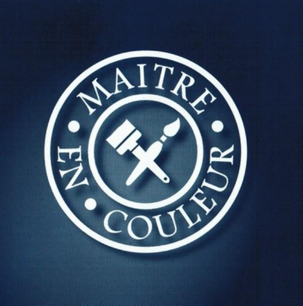MAITRE%20EN%20COULEUR%20FOND%20BLEU.jpg