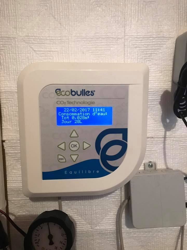 Un adoucisseur d'eau vu de face