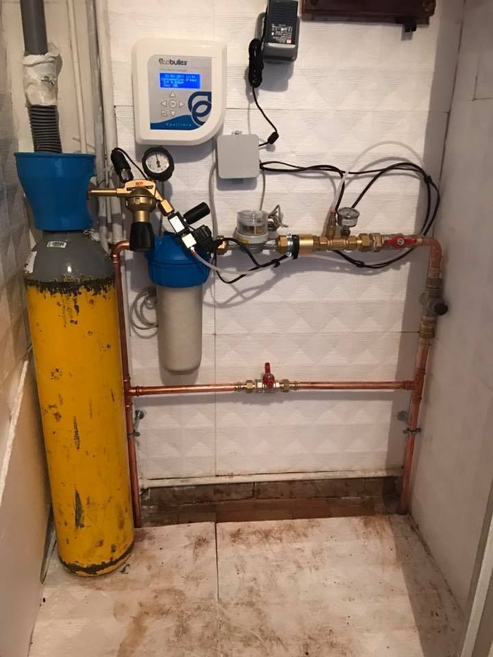 Une installation d'adoucisseur d'eau de la marque ECOBULLES®