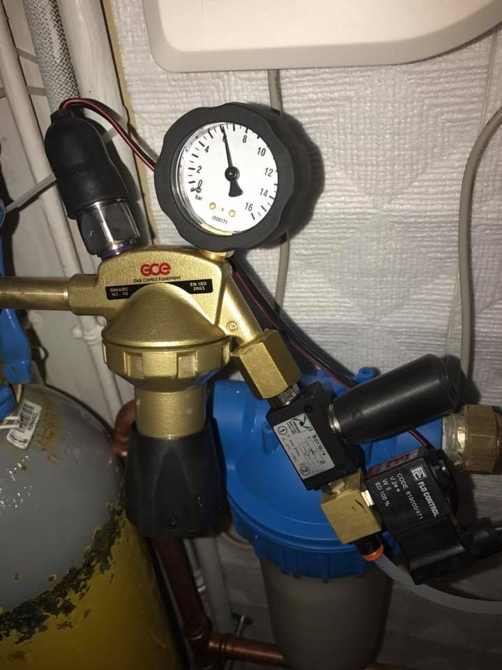 Des tuyaux de plomberie avec un compteur de pression