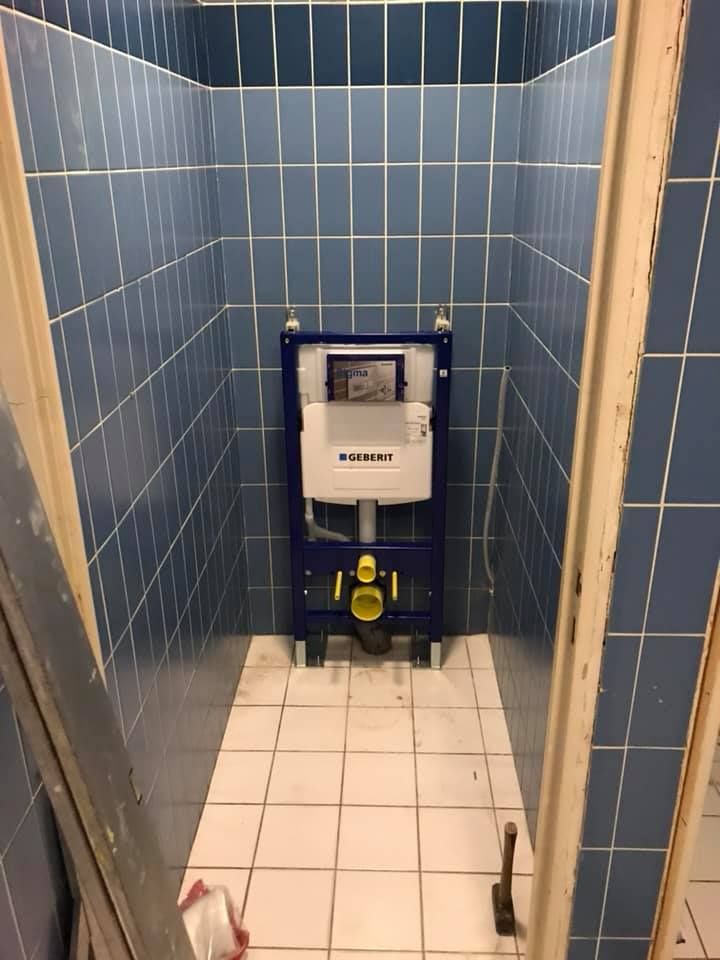 Une pièce de carrelage bleue