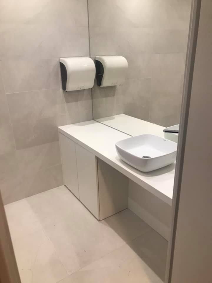 Un lavabo et un miroir