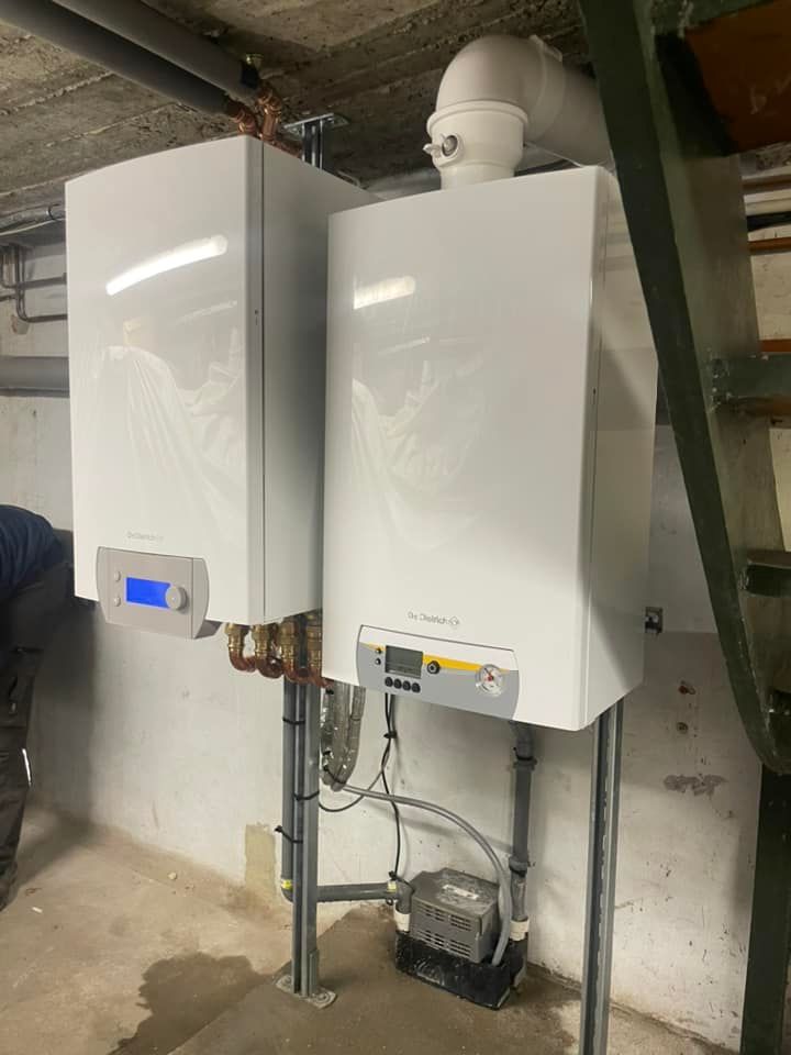 Deux chaudières installées près d'un mur