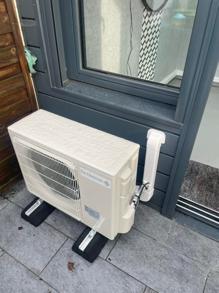 Une pompe à chaleur posée au sol vue de haut