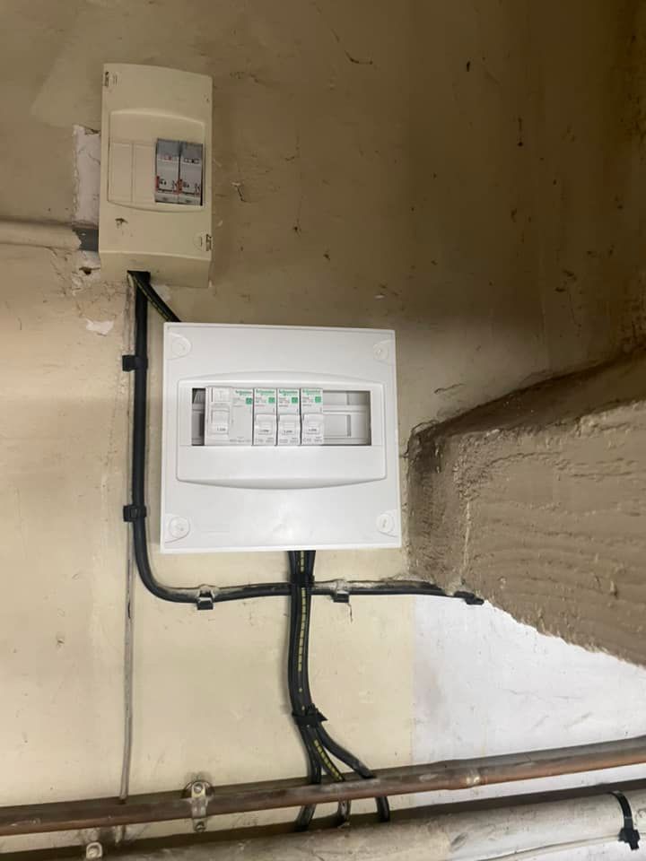 Un tableau électrique sur un mur