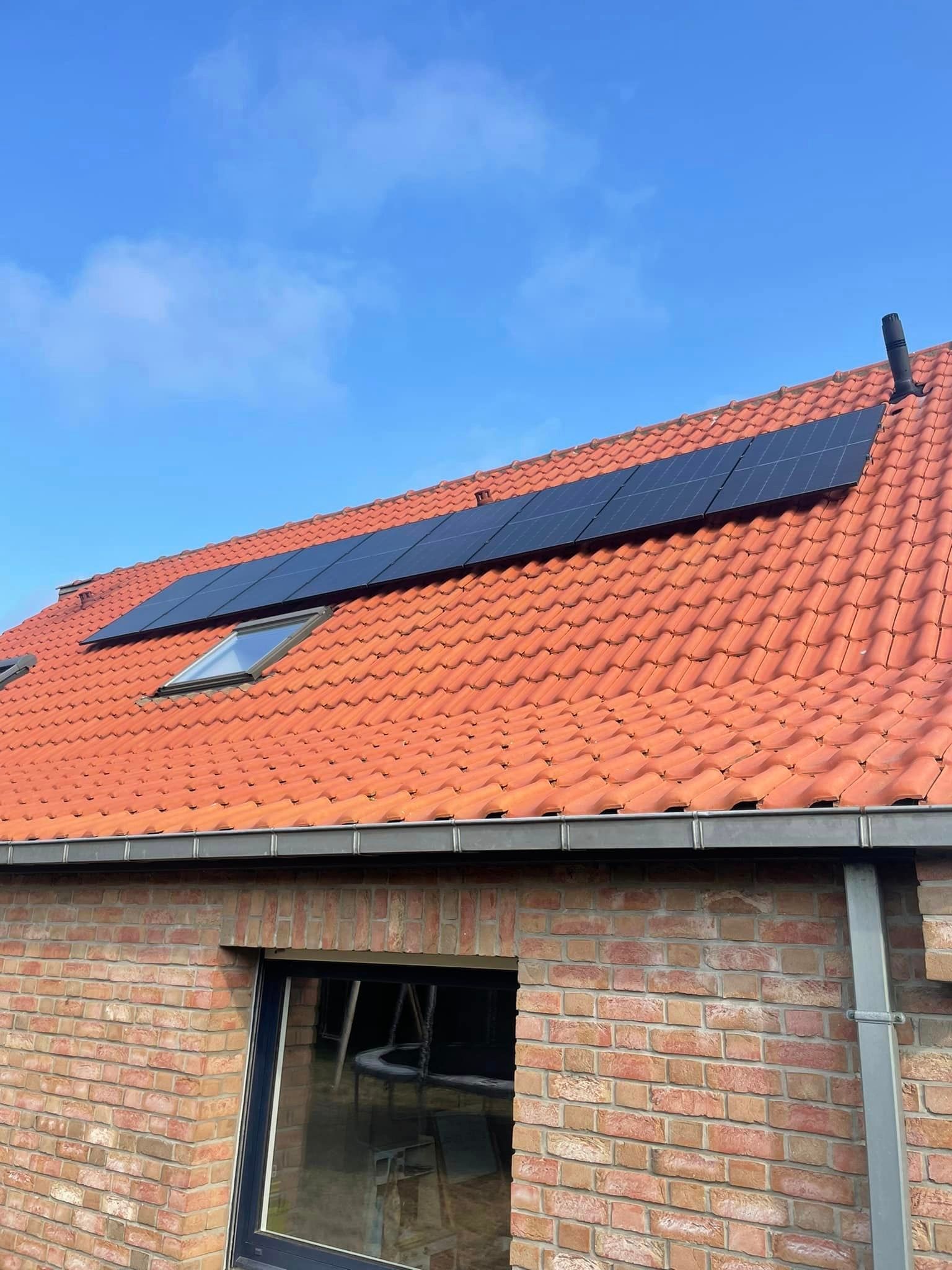 Un toit avec des panneaux solaires vu du bas