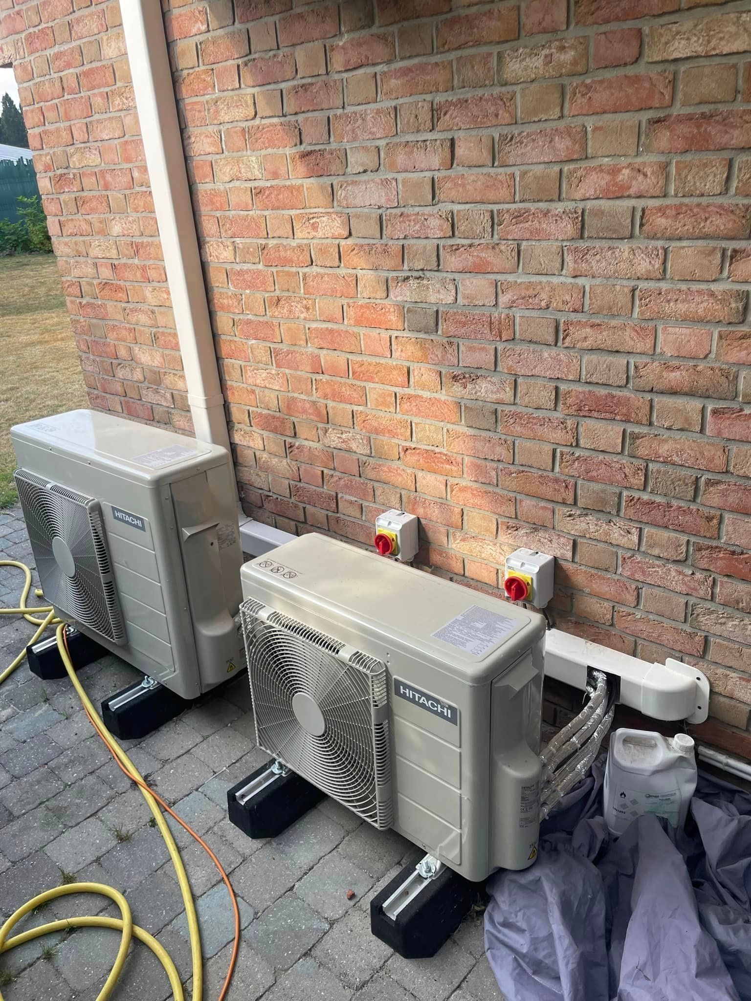 Deux pompes à chaleur posées au sol vu de 3/4