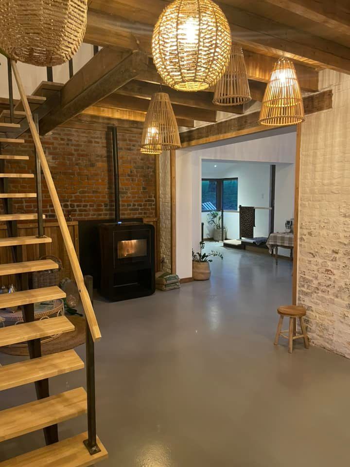 Un escalier et un poêle