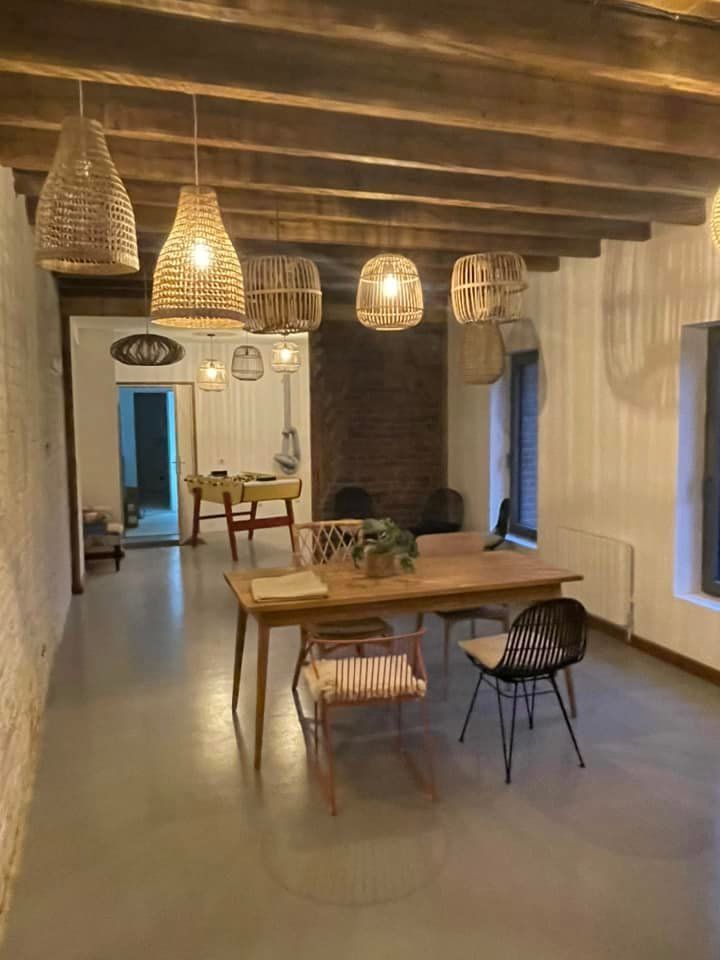 Une pièce avec une table et des chaises